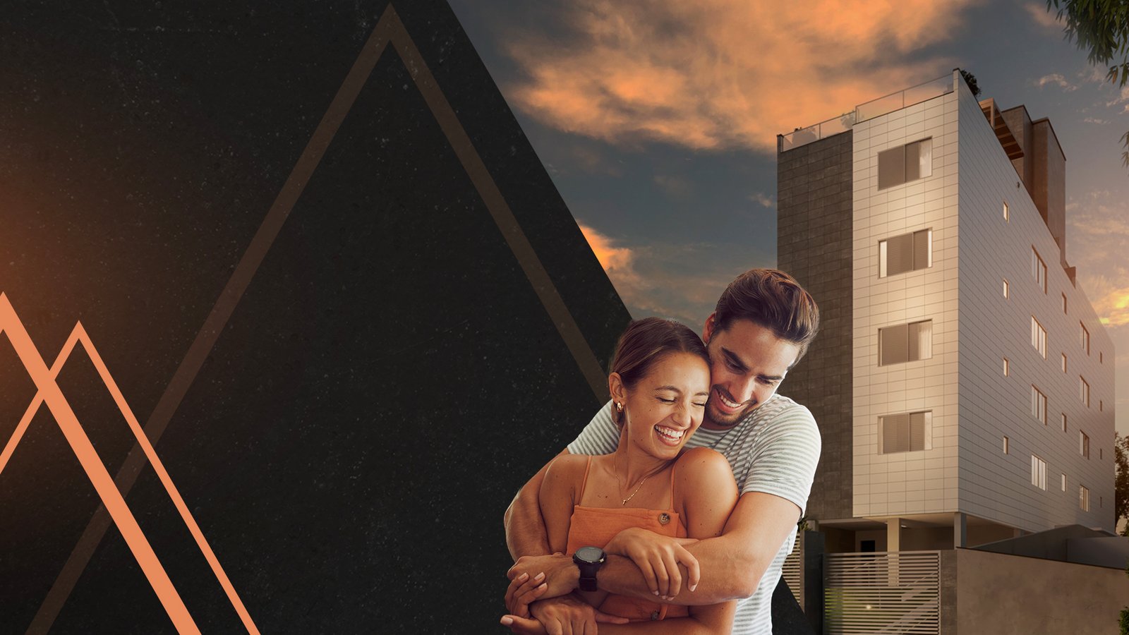 Casal sorrindo, abraçado, com o Gríseo Residence ao fundo ao entardecer